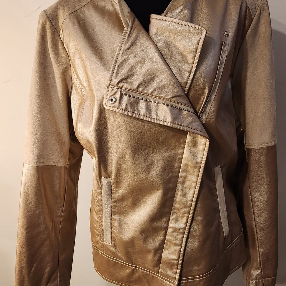 CHICOS MOTOSYLE BEIGE COLLARLESS FAUX LEATHER/SUEDE JACKET, SIZE LARGE
